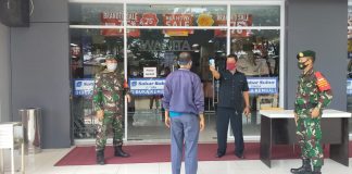 Anggota Koramil 04/Cikupa Tegakan Protokol Covid-19 di Supermarket