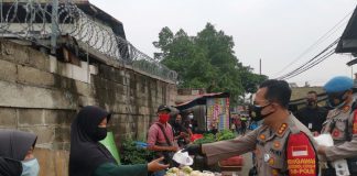 Bagikan Masker di Pasar Cikupa, Kapolresta Tangerang Ingatkan Pakai Masker dengan Benar