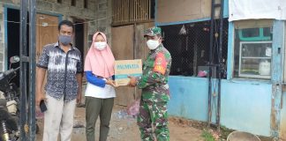Ringankan Warga Koramil 04/Cikupa Bagikan Paket Sembako di Desa Roke