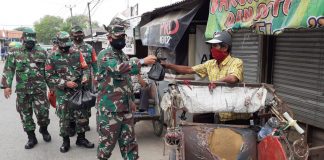 Danramil 07/Kresek Bagikan Sembako di Pangkalan Tukang Becak Bantu Dampak Covid