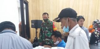 Babinsa Sumurbandung Bantu Staf Desa Bagikan BLT Kemensos tahap 7 Kepada Warga