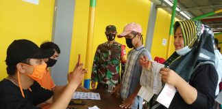 Anggota Koramil 13/Cisoka Menyebar, Bantu Dampingi Pembagian BLT Tahap 7