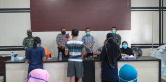 Sertu Paino Lakukan Pendampingan Pembagian BLT Kemensos Tahap 7