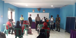 Babinsa Gembong Dampingi Stap Desa Pendistribusian BLT Tahap 7