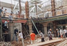 Warga yang sedang kerja bakti