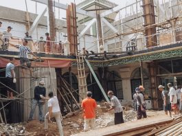 Warga yang sedang kerja bakti