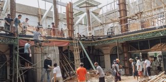 Warga yang sedang kerja bakti