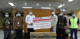 Bupati Tangerang A Zaki Iskandar saat menerima bantuan dari PT LG Electronics
