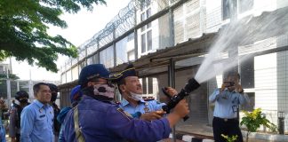 Lapas Narkotika Gunung Sindur Gandeng Damkar Lakukan Penyemprotan Disinfektan