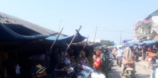 Edukasi 3 M Danramil 08/Kronjo Berkeliling Jalan Kaki, Cegah Penyebaran Covid 19