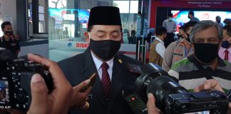 Pjs. Wawancara dengan para awak media