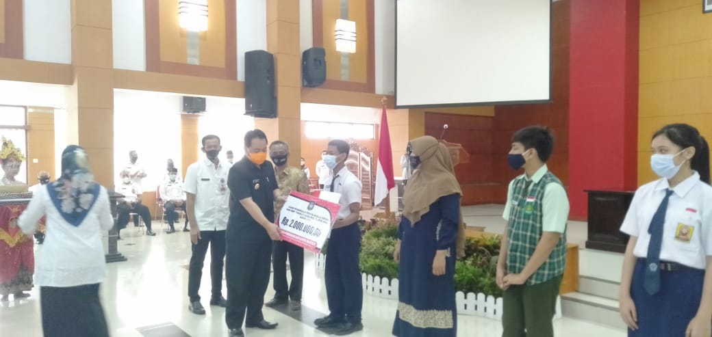 Dua Siswa Berprestasi KSN Menerima Penghargaan Dari Pemkot Blitar