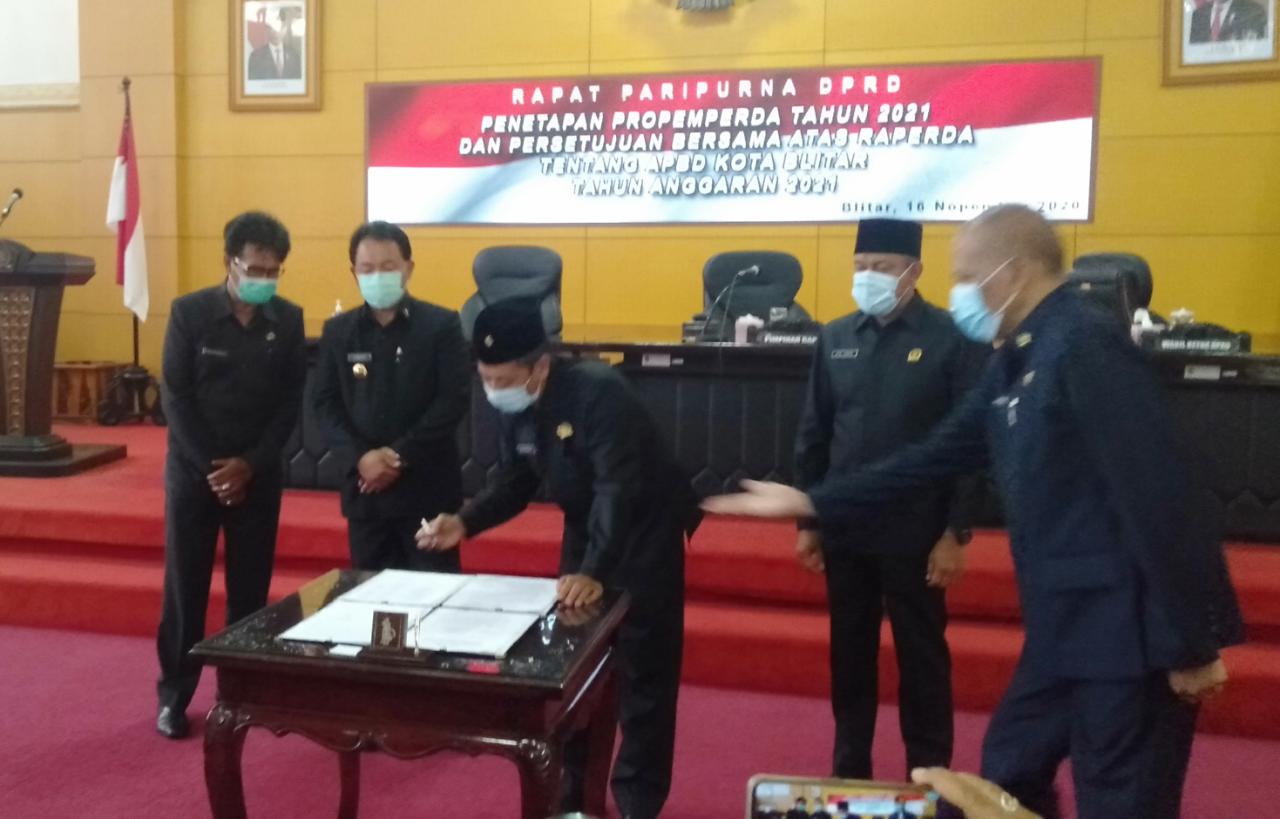 Penandatanganan naskah oleh pjs.walikota dan ketua dprd kota blitar
