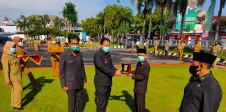 Pjs jumadi didampingi sekda kota Blitar serahkan piagam pada kadinkes kota blitar