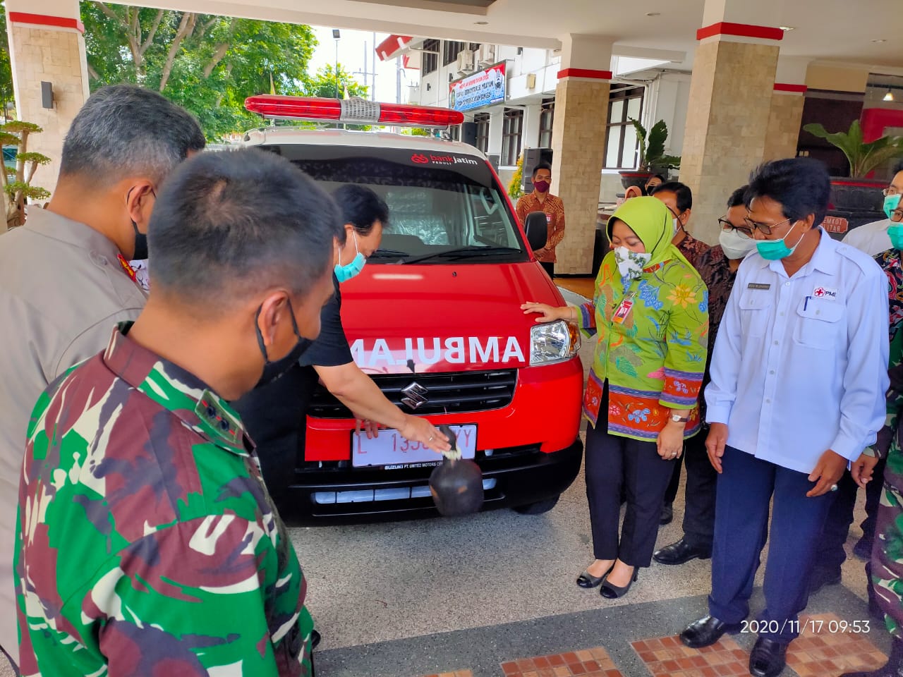 Pjs.walikota blitar siram bunga setaman kendaraan ambulan PMI yang baru