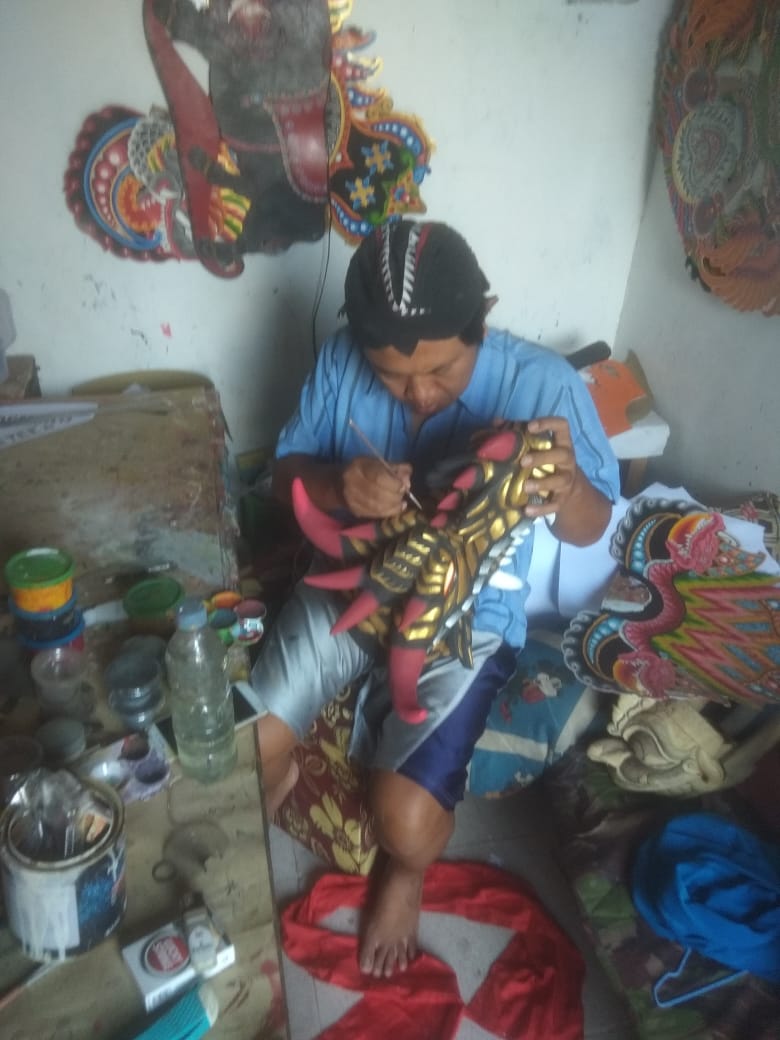 Budi landak proses pengecatan barongan