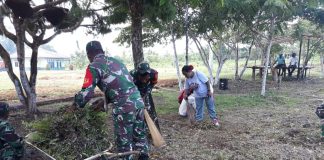 Menyongsong Datangnya Hari Natal, Anggota Babinsa Koramil 1708-03/Biak Barat Laksanakan Karya Bakti